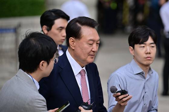 윤석열 전 대통령이 9일 오후 서울 서초구 중앙지방법원에서 열린 내란 우두머리 혐의, 직권남용 권리행사방해 혐의 사건 6차 공판을 마친 후 취재진의 질문을 받으며 법원을 나서고 있다. 사진공동취재단
