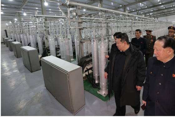 북한 노동당 기관지 노동신문은 지난 1월 29일 "김정은 동지께서 핵물질 생산 기지와 핵무기연구소를 현지지도했다"면서 홍승무 당 군수공업부 제1부부장이 동행했다고 보도했다. 노동신문=뉴스1