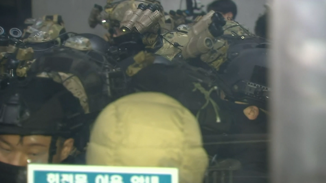 영부인 폭행범으로 몰린 해당 기자는 12·3 비상계엄 당일 국회 영상기자들 중 가장 먼저 국회 담장을 넘어 계엄군 실태를 기록하고 보도한 공로로 ‘민주주의를 지킨 영상기자들’ 중 하나로 호명되어 한국영상기자상 대상을 공동 수상한 기자이기도 하다. /한국영상기자협회