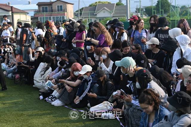 ▲ 세계적인 아이돌그룹 방탄소년단(BTS) 멤버 뷔와 RM의 전역일인 10일 춘천시 신북읍 체육공원에서 글로벌 팬들이 뷔와 RM을 기다리고 있다. 방도겸 기자