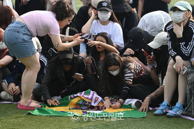 ▲ 세계적인 아이돌그룹 방탄소년단(BTS) 멤버 뷔와 RM의 전역일인 10일 춘천시 신북읍 체육공원에서 글로벌 팬들이 뷔와 RM을 기다리고 있다. 방도겸 기자