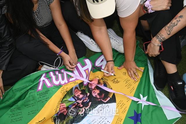 ▲ 세계적인 아이돌그룹 방탄소년단(BTS) 멤버 뷔와 RM의 전역일인 10일 춘천시 신북읍 체육공원에서 글로벌 팬들이 뷔와 RM을 기다리고 있다. 방도겸 기자