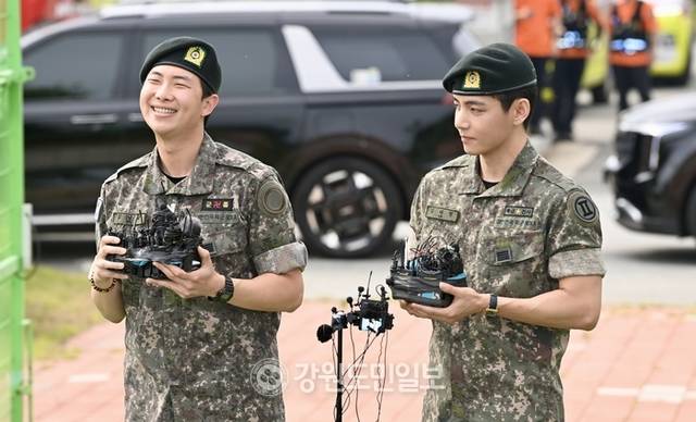 ▲ 세계적인 아이돌그룹 방탄소년단(BTS) 멤버 뷔와 RM의 전역일인 10일 춘천시 신북읍 체육공원에서 뷔와 RM이 취재진과 팬들앞에서 전역 소감을 말하고 있다. 방도겸 기자