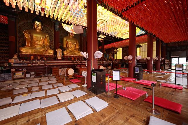 ▲ 10일 서울 종로구 조계사 옆 한국불교역사문화기념관 국제회의장에서 화재가 발생한 가운데 인근 대웅전이 비어 있다. 연합뉴스