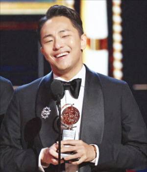 박천휴 작가가 8일(현지시간) 토니상 시상식에서 수상 소감을 말하고 있다.  로이터연합뉴스