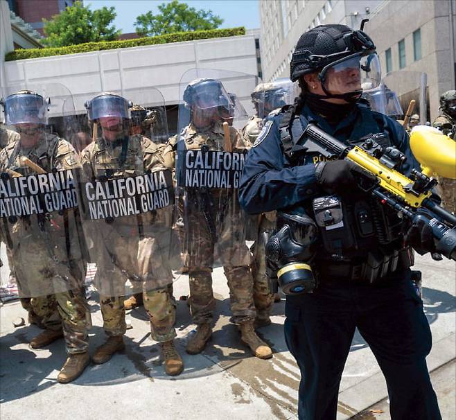 캘리포니아 주방위군이 시위대와 대치하고 있는 모습. AFP연합뉴스