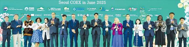 산림청 국립수목원이 9일 서울 삼성동 코엑스에서 국제식물원보전연맹(BGCI)과 공동으로 제11차 세계식물원교육총회를 열었다. 이날 개회식에 임상섭 산림청장(왼쪽 아홉 번째) 등 주요 관계자들이 참석해 기념사진을 찍고 있다.  임호범 기자