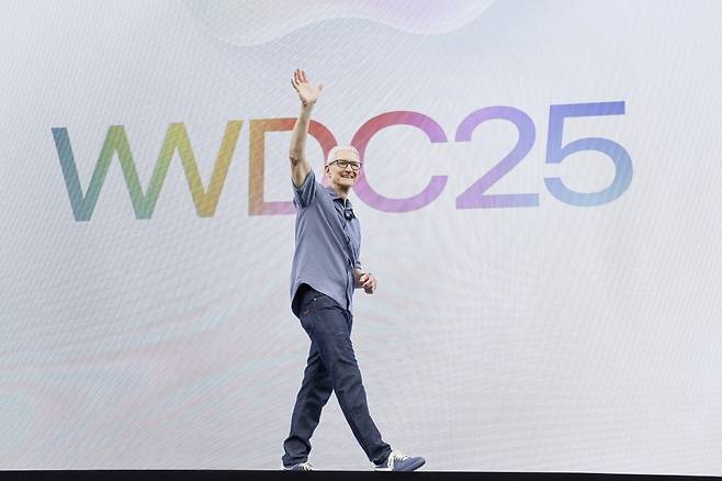 팀 쿡 애플 최고경영자(CEO)가 9일(현지시간) 미국 캘리포니아주 쿠퍼티노 본사에서 열린 '세계개발자회의(WWDC) 25' 기조연설 무대에 오르고 있다./ EPA연합뉴스