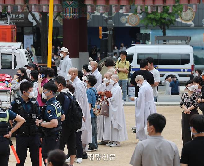 10일 서울 종로구 조계사 옆 한국불교역사문화기념관 국제회의장에서 화재가 발생해 스님 등이 대피해 있다. 2025.6.10. 정지윤 선임기자