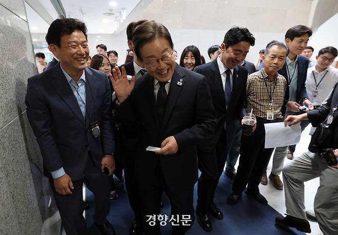 이재명 대통령이 10일 용산 대통령실 직원식당에서 식사한 뒤 집무실로 돌아가며 대통령실에 입점해 있는 업체의 직원들과 인사하고 있다. 대통령실사진기자단