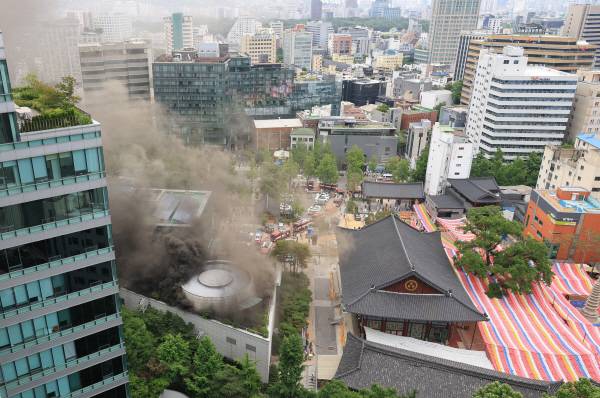 10일 서울 종로구 조계사 옆 불교중앙박물관에서 화재가 발생해 연기가 치솟고 있다. 연합뉴스
