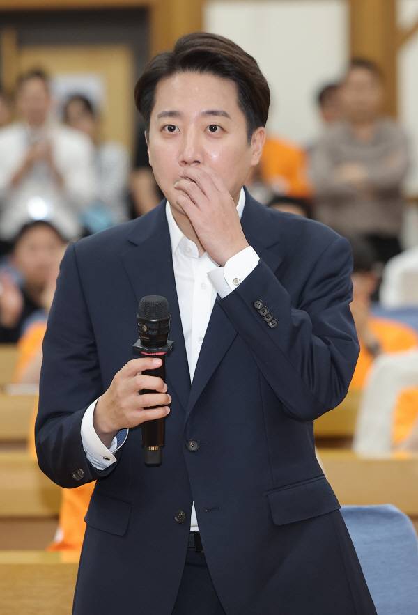 개혁신당 이준석 대선 후보가 3일 방송 3사 출구조사 발표를 확인한 뒤 서울 국회 여의도 의원회관에 마련된 당 개표상황실에 도착해 소감을 밝히고 있다. 연합뉴스