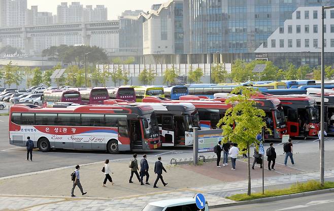 Buses for public servants commuting to Sejong are parked in the city in an undated photo. [JOONGANG ILBO]