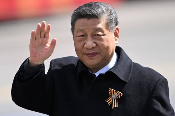 Chinese President Xi Jinping waves as he leaves Red Square after the Victory Day military parade in central Moscow on May 9, 2025. [AFP/YONHAP]