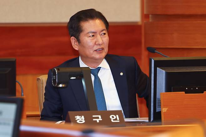 정청래 국회 법사위원장이 13일 서울 종로구 헌법재판소에서 열린 고발사주의혹으로 탄핵소추된 손준성 대구고검 차장(검사장)의 첫 정식 변론기일에 출석해 있다. 연합뉴스&nbsp;