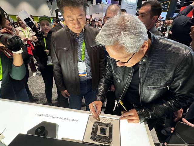 젠슨 황 엔비디아 최고경영자(CEO)가 3월 20일(현지시간) 미국 캘리포니아주 새너제이에서 열린 엔비디아 연례 개발자 콘퍼런스 ‘GTC 2025’에 마련된 삼성전자 부스를 찾아 그래픽 메모리(GDDR7)에 사인을 하고 있다. 연합뉴스