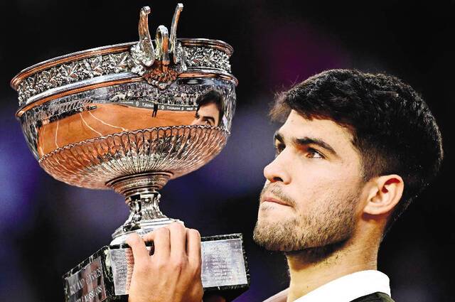 카를로스 알카라스가 9일(한국시간) 프랑스 파리 롤랑가로스에서 열린 프랑스오픈 남자 단식 결승전에서 승리한 뒤 우승컵을 들어올리고 있다. 알카라스는 지난해에 이어 프랑스오픈 2연패를 달성했다. AFP연합뉴스