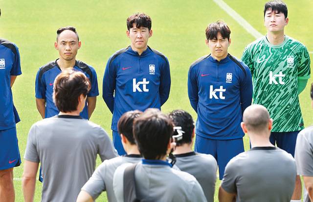 쿠웨이트와 북중미 월드컵 최종 예선전을 이틀 앞둔 8일 경기도 파주 국가대표 트레이닝 센터(NFC)에서 한국 축구 대표팀 손흥민(왼쪽 두 번째)과 이강인(왼쪽 세 번째)이 홍명보 감독의 지시를 듣고 있다. 연합뉴스