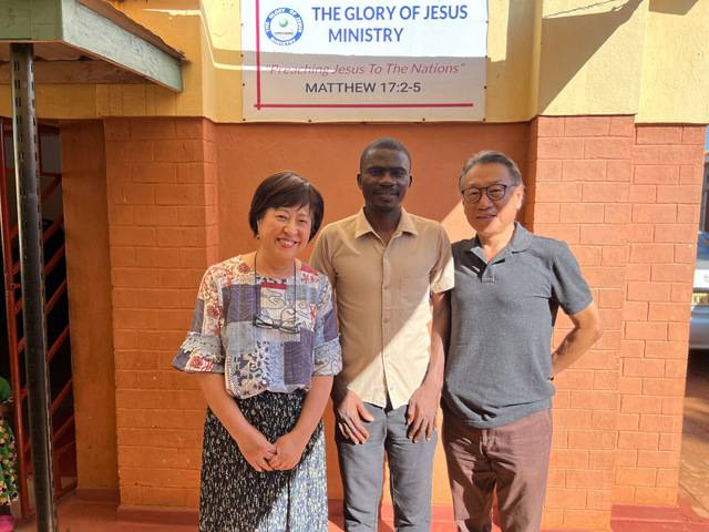강지헌(오른쪽) 주수경(왼쪽) 선교사가 말라위 친사포 지역의 협력 교회를 방문해 제임스 말리다디 목사와 함께 한 모습.