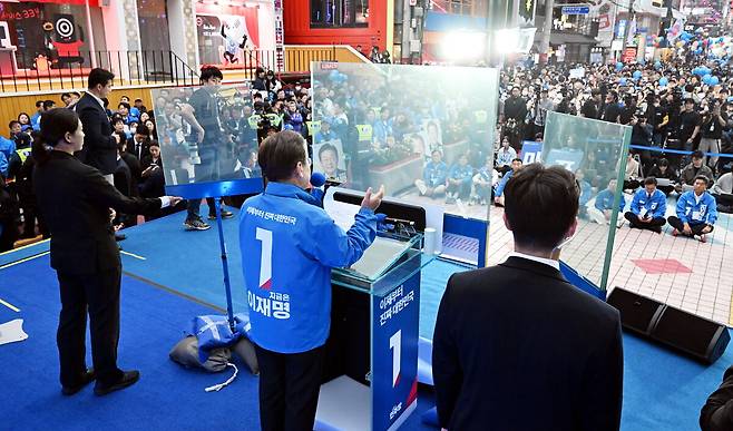 지난달 19일 이재명 당시 더불어민주당 대선 후보가 서울 마포구 KT&G 상상마당 앞에서 방탄유리가 설치된 유세차에 올라 연설하고 있다. 이병주 기자