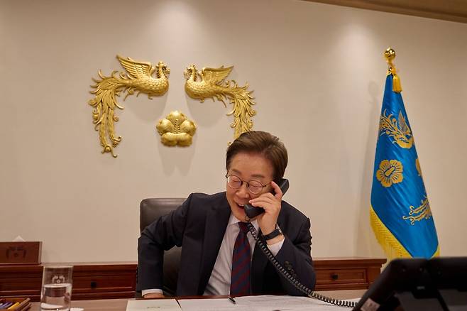 이재명 대통령이 10일 서울 용산 대통령실에서 시진핑 중국 국가주석과 전화 통화를 하고 있다. 2025.6.10 대통령실 제공.