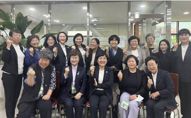 예장통합 영등포노회 여성 목사와 장로들이 지난해 서울 한영교회에서 열린 노회를 마친 뒤 기념촬영을 하고 있다. 국민일보DB