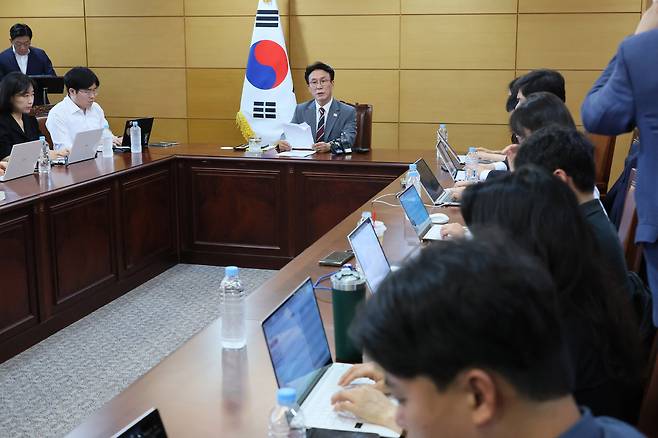 김민석 국무총리 후보자가 10일 서울 종로구 통의동 청문회 준비단 사무실에서 기자간담회를 하고 있다. 연합뉴스