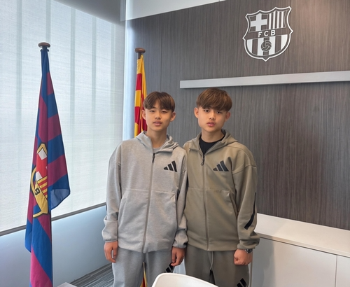 바르셀로나 유스팀에서 뛰는 이대한, 이민국 쌍둥이 형제 / 출처=연합뉴스