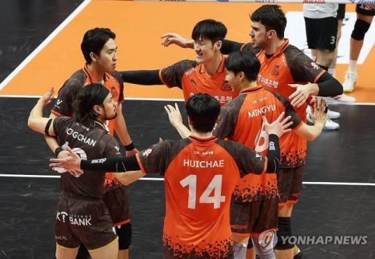 득점 후 기뻐하는 OK저축은행 선수들 / 사진=연합뉴스