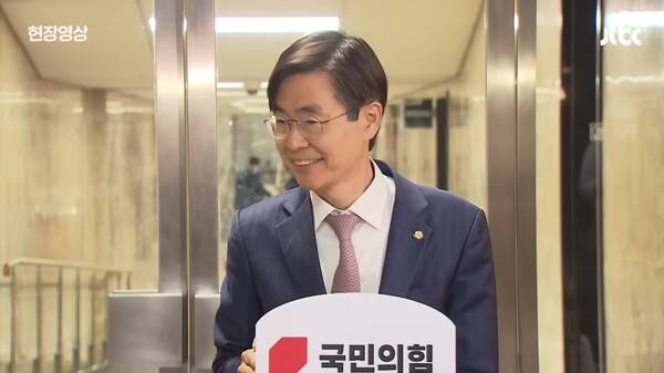 ▲조경태 국민의힘 의원이 9일 오후 국회 본관에서 의원총회 중간에 나와 백브리핑을 하고 있다. 사진=JTBC 영상 갈무리