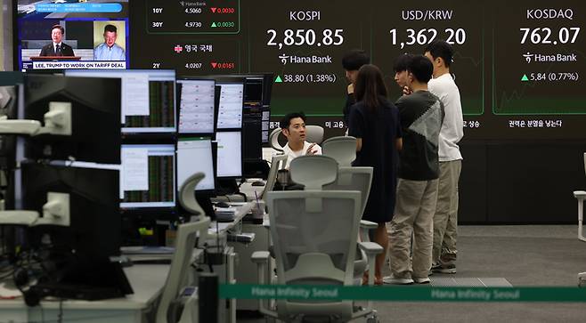 코스피가 1%대 급등 출발한 9일 오전 서울 중구 하나은행 딜링룸 전광판에 이재명 대통령과 트럼프 미 대통령의 관세 협상을 다룬 외신 뉴스가 방송되고 있다. [사진=뉴스1]