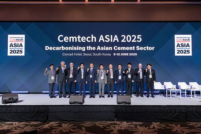 10일 셈넷이 주최하고 한국시멘트협회가 후원해 서울 여의도 콘래드호텔에서 열린 셈텍 아시아 2025에서 참석자들이 기념사진을 촬영하고 있다. 사진 왼쪽부터 윤종석 한국세라믹기술원장, 이창기 시멘트협회 부회장, 토마스 암스트롱 인터내셔널 시멘트 리뷰 편집장(회장) 겸 셈텍 아시아 총괄책임자, 삼표시멘트 이원진대표, 산업통상자원부 이승렬 산업정책실장, 한국시멘트협회 전근식 회장, 성신양회 한인호대표, 쌍용C&E 이현준대표 삼표시멘트 배동환대표, 토니 하들리 THAA Ltd 대표, 한국시멘트협회 김의철 기술개발실장. [사진제공=한국시멘트협회]