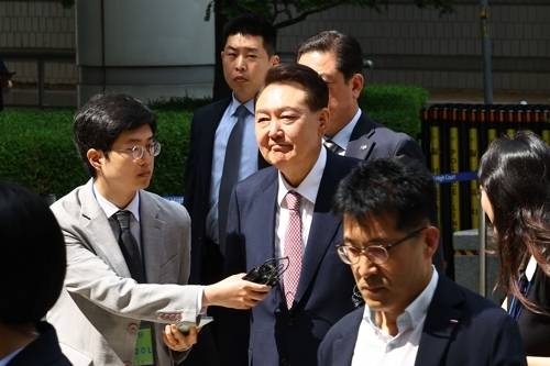 윤석열 전 대통령이 지난 9일 서울 서초구 서울중앙지방법원에서 열린 내란 우두머리 혐의·직권남용 권리행사 방해 혐의 사건 6차 공판에 출석하고 있다. [사진 출처 = 공동취재단, 연합뉴스]