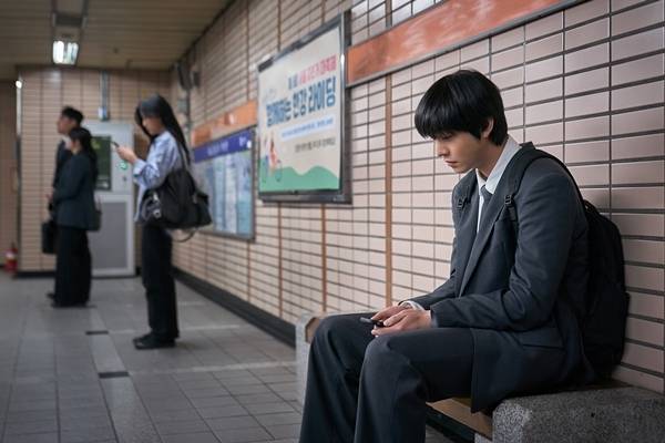 영화 ‘전지적 독자 시점’에서 10년 넘게 연재된 소설의 결말을 유일하게 알고 있는 ‘김독자’ 역을 맡은 안효섭의 캐릭터 스틸이 10일 공개됐다.