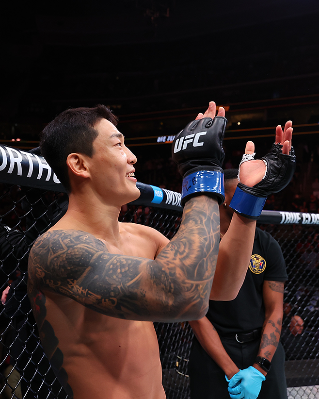 대한민국 UFC 23호 파이터로 데뷔한 유주상이 2025년 6월 미국 뉴저지주 뉴어크 프루덴셜 센터에서 승리를 자축하고 있다. 사진=TKO