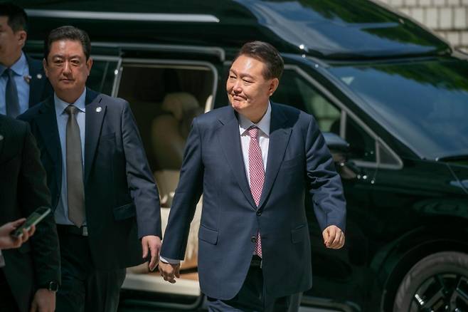 윤석열 전 대통령이 지난 9일 서울 서초구 서울중앙지방법원에서 열린 내란 우두머리 혐의·직권남용 권리행사 방해 혐의 사건 6차 공판에 출석하고 있다. /사진=뉴시스