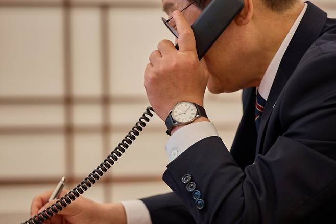 이재명 대통령이 9일 서울 용산구 대통령실에서 이시바 시게루 일본 총리와 전화 통화를 하고 있다. 손목에 찬 시계는 이랜드 계열 OST 제품으로 판매가는 5만원대다. /사진=뉴시스(대통령실 제공)