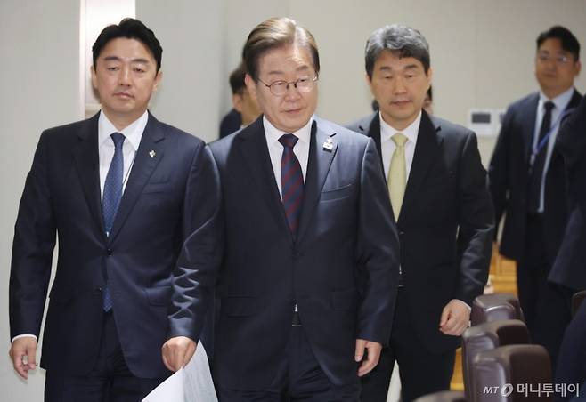 [서울=뉴시스] 최진석 기자 = 이재명 대통령이 10일 서울 용산 대통령실에서 열린 국무회의에 입장하고 있다. (대통령실통신사진기자단) 2025.06.10. myjs@newsis.com /사진=최진석