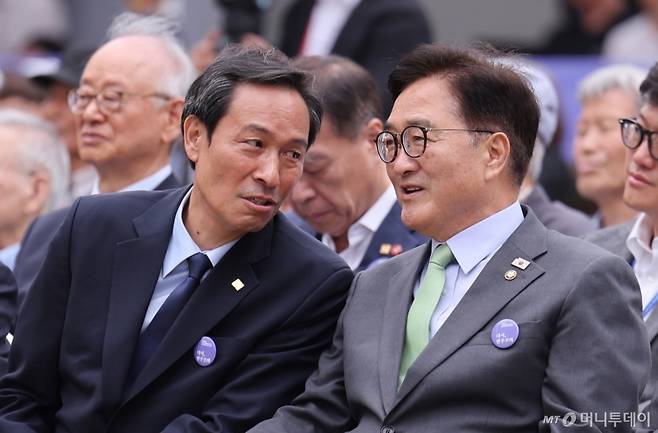 (서울=뉴스1) 박지혜 기자 = 10일 서울 용산구 민주화운동기념관(옛 남영동 대공분실)에서 열린 '제38주년 6·10 민주항쟁 기념식' 및 '민주화운동기념관 개관식'에서 우원식 국회의장과 우상호 대통령실 정무수석이 대화를 나누고 있다. 2025.6.10/뉴스1  Copyright (C) 뉴스1. All rights reserved. 무단 전재 및 재배포,  AI학습 이용 금지. /사진=(서울=뉴스1) 박지혜 기자