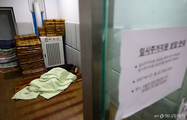 [서울=뉴시스] 황준선 기자 = 한파가 지속되고 있는 6일 오전 서울 중구 서울특별시립 다시서기서울역희망지원센터를 찾은 노숙인들이 몸을 녹이고 있다. 2025.02.06.  /사진=황준선