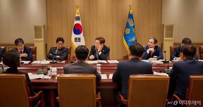 (서울=뉴스1) 박지혜 기자 = 이재명 대통령이 9일 서울 용산구 대통령실 청사에서 열린 비상경제점검 TF 2차 회의를 주재하고 있다.  (대통령실 제공. 재판매 및 DB 금지) 2025.6.9/뉴스1  Copyright (C) 뉴스1. All rights reserved. 무단 전재 및 재배포,  AI학습 이용 금지. /사진=(서울=뉴스1) 박지혜 기자