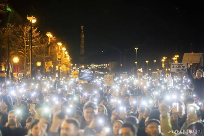 [베를린=AP/뉴시스] 30일(현지 시간) 독일 베를린에서 시위대가 제1야당인 기독교민주연합(CDU) 당사 앞에 모여 전날 CDU가 극우 정당인 '독일을 위한 대안'(AfD)과 협력해 이민 정책 강화 결의안을 통과한 것에 항의하고 있다. 2025.01.31. /사진=민경찬