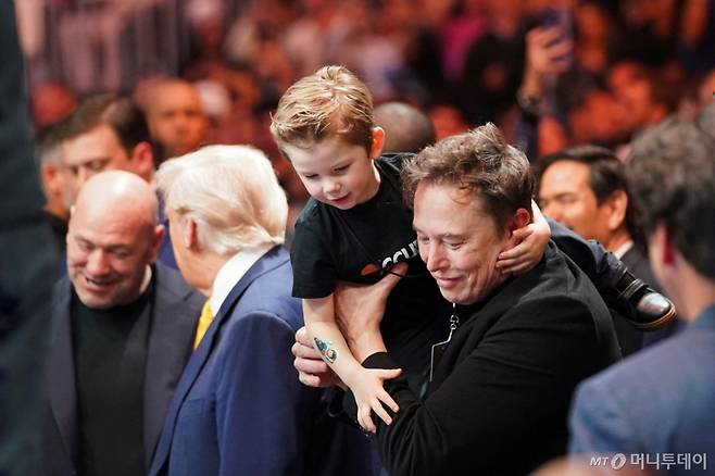 (마이애미 로이터=뉴스1) 우동명 기자 = 일론 머스크 테슬라 CEO와 아들 X가 12일(현지시간) 플로리다주 마이애미 카세야 센터에서 열린 UFC 경기를 관람하기 위해 도널드 트럼프 대통령과 도착을 하고 있다. 2025.04.13 ⓒ 로이터=뉴스1 Copyright (C) 뉴스1. All rights reserved. 무단 전재 및 재배포, AI학습 이용 금지. /사진=(마이애미 로이터=뉴스1) 우동명 기자