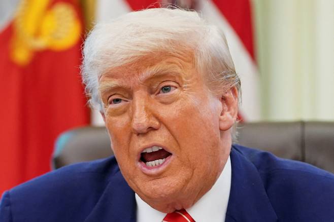 트럼프 미국 대통령이 워싱턴DC 백악관 오벌오피스에서 기자회견을 하고 있다./사진=로이터, 뉴스1