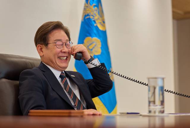 이재명 대통령이 9일 서울 용산 대통령실에서 이시바 시게루 일본 총리와 전화 통화를 하고 있다. 연합뉴스