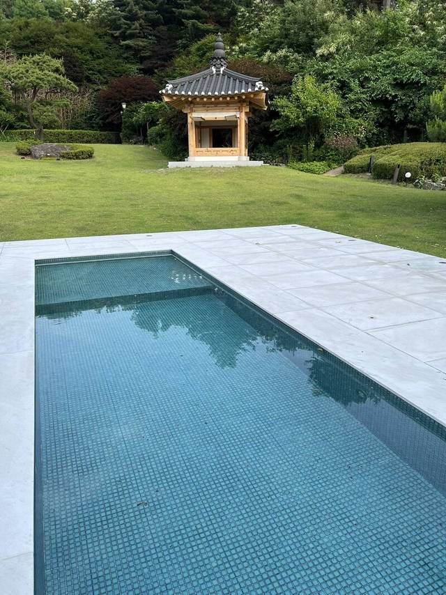 ‘개 수영장’ 의혹이 불거진 서울 용산구 한남동 대통령 관저의 시설물. 박홍근 더불어민주당 의원 페이스북