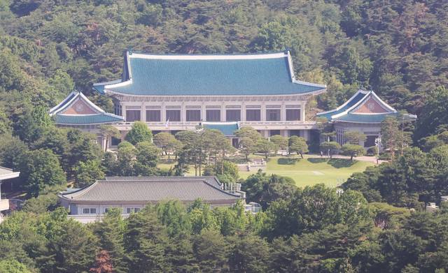 정부서울청사에서 바라본 청와대 전경. 이재명 대통령은 공식 업무를 용산 대통령실에서 시작했으나 향후 보수 작업을 거쳐 집무실을 청와대로 다시 이전할 계획인 것으로 알려졌다.  연합뉴스