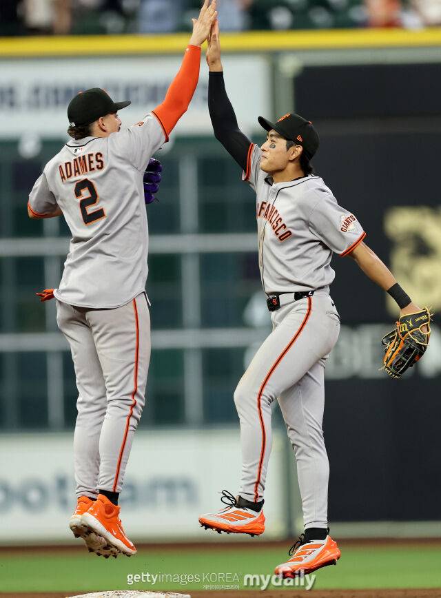 샌프란시스코 자이언츠 이정후가 윌리 아다메스와 승리 후 하이파이브를 하고 있다./게티이미지코리아