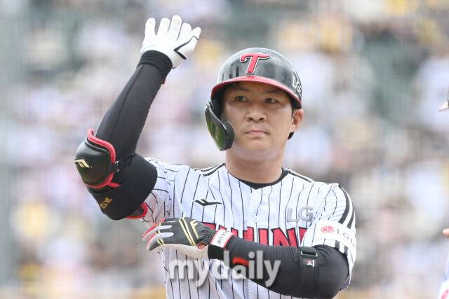 17일 서울 잠실야구장에서 열린 '2025 신한 SOL BANK KBO리그' KT 위즈와 LG 트윈스 더블헤더 1차전 경기.LG 오지환이 2회말 2사에 안타를 친 뒤 기뻐하고 있다./마이데일리