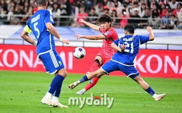 10일 오후 서울 상암동 서울월드컵경기장에서 2026 국제축구연맹(FIFA) 북중미 월드컵 아시아지역 3차 에선 대한민국과 쿠웨이트의 경기가 열렸다. 배준호가 슛을 하고 있다./사진 = 유진형 기자